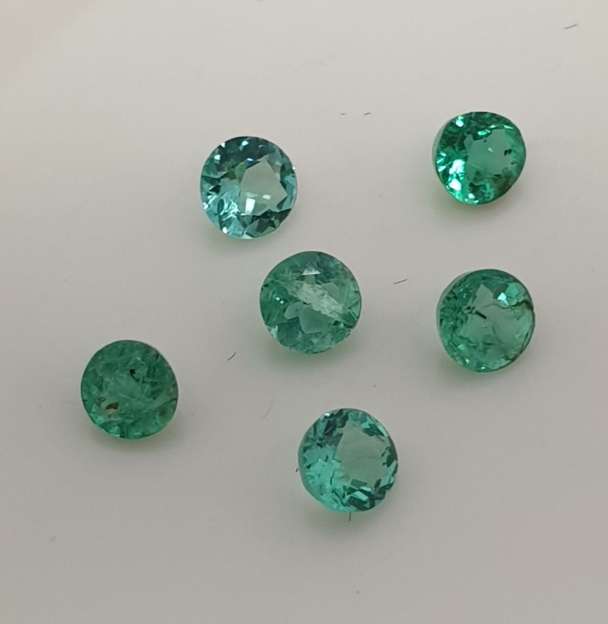 Lote de 6 esmeraldas redondas de 2,6-2,8 mm - Esmeraldas diminutas - Piedras preciosas naturales - Lote de esmeraldas africanas