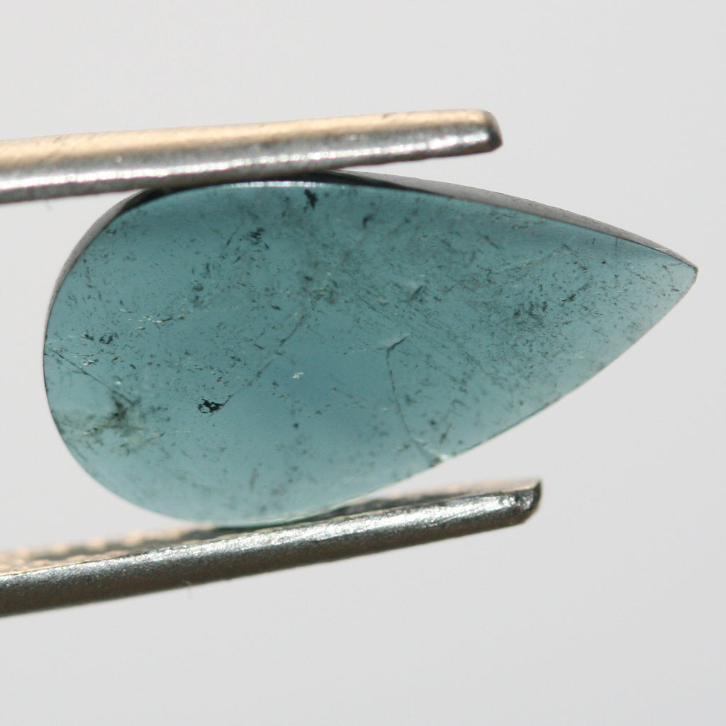 Cabochon plat en forme de goutte de tourmaline bleue 13,7 x 7,5 mm (1,65 ct).
