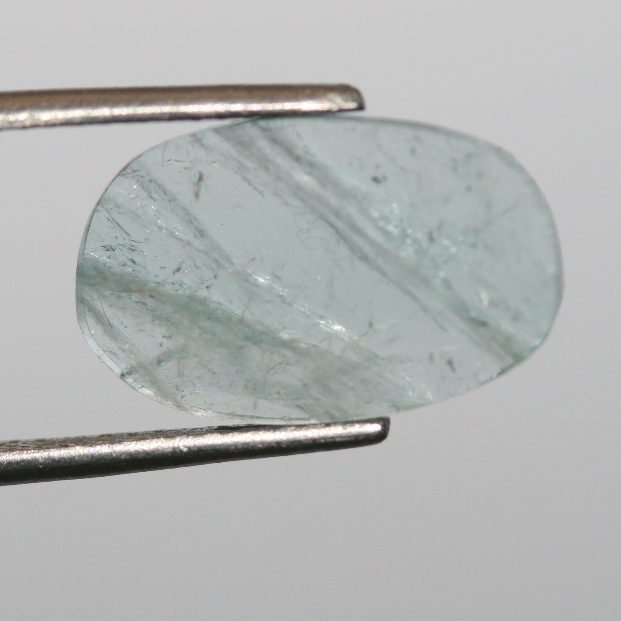 Tourmaline bleue ovale cabochon plat 14,5 x 9 mm (3,1 ct).