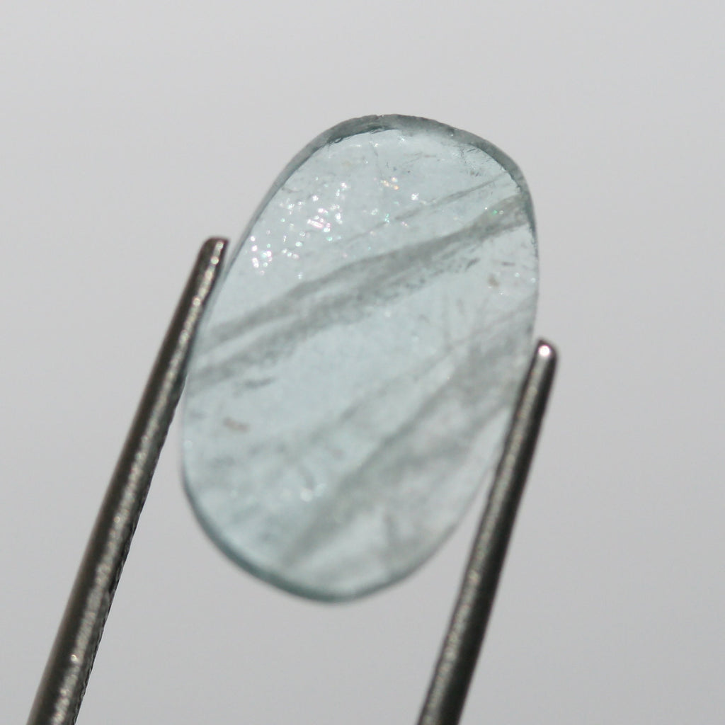 Tourmaline bleue ovale cabochon plat 14,5 x 9 mm (3,1 ct).