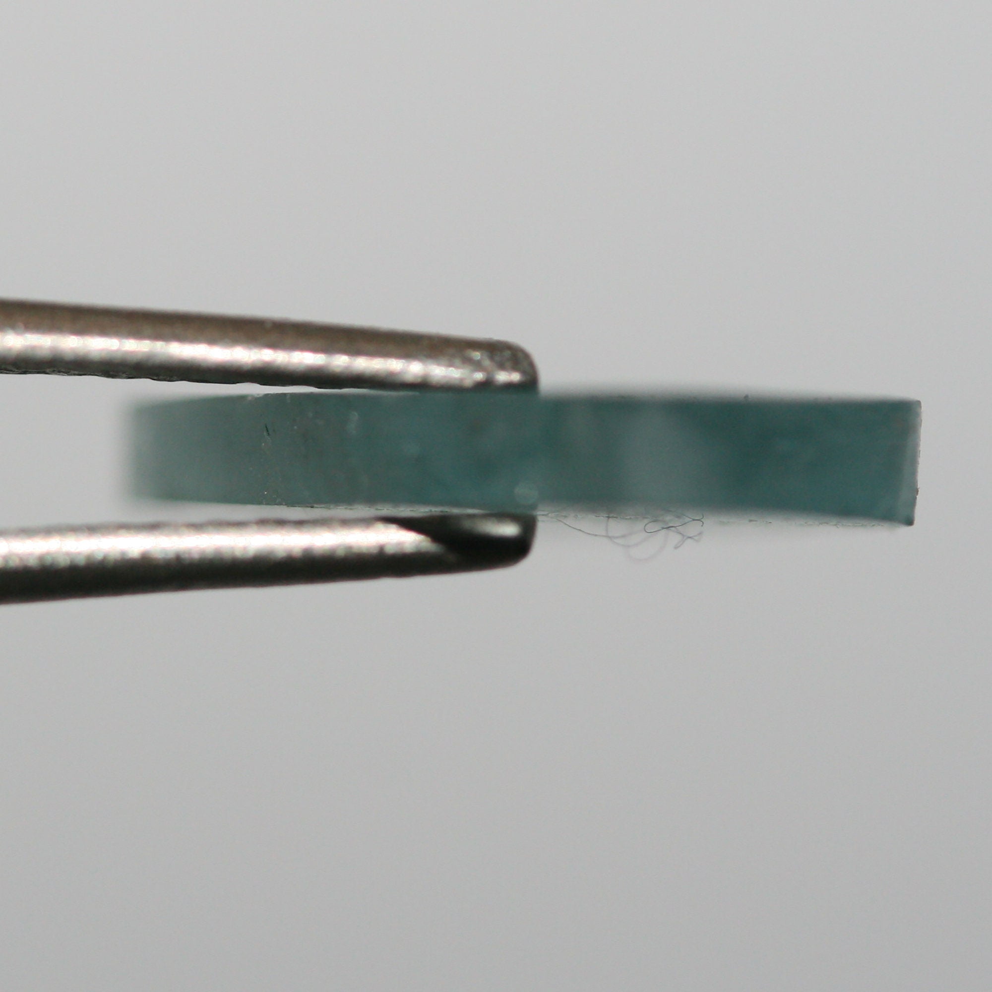 Tourmaline bleue ovale cabochon plat 14,5 x 9 mm (3,1 ct).