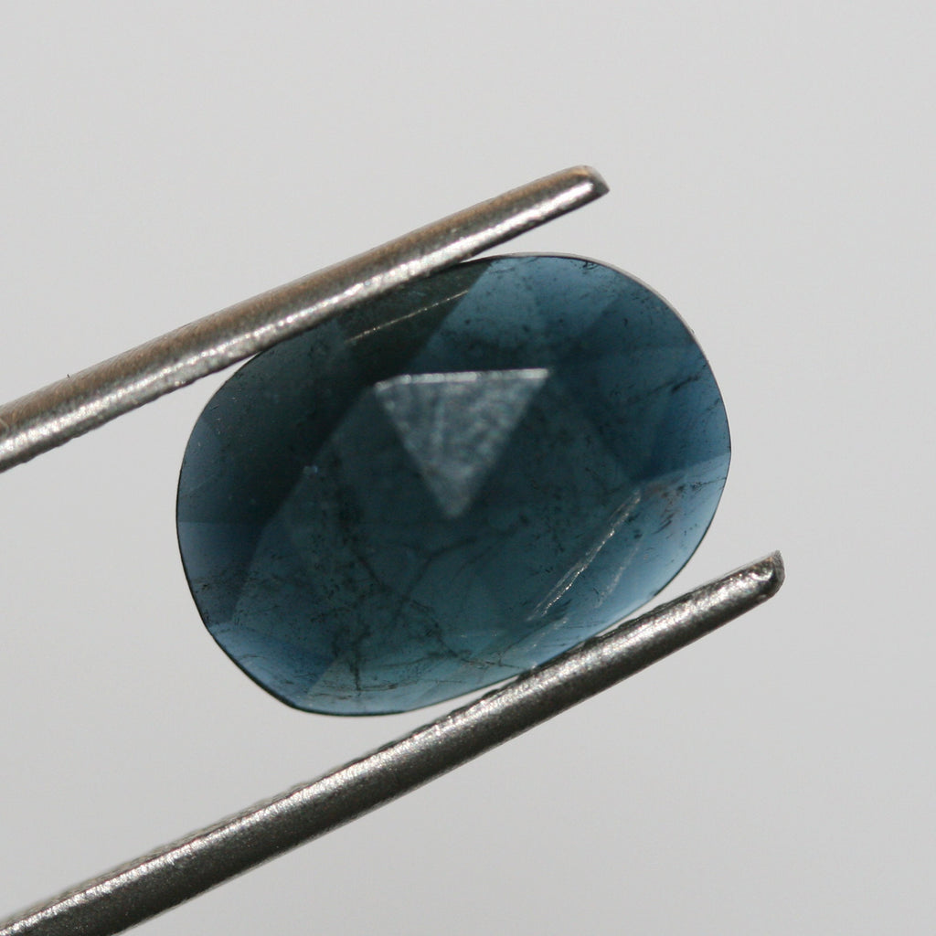 Tourmaline bleue cabochon ovale à facettes 11,5 x 8,5 mm (3 ct).