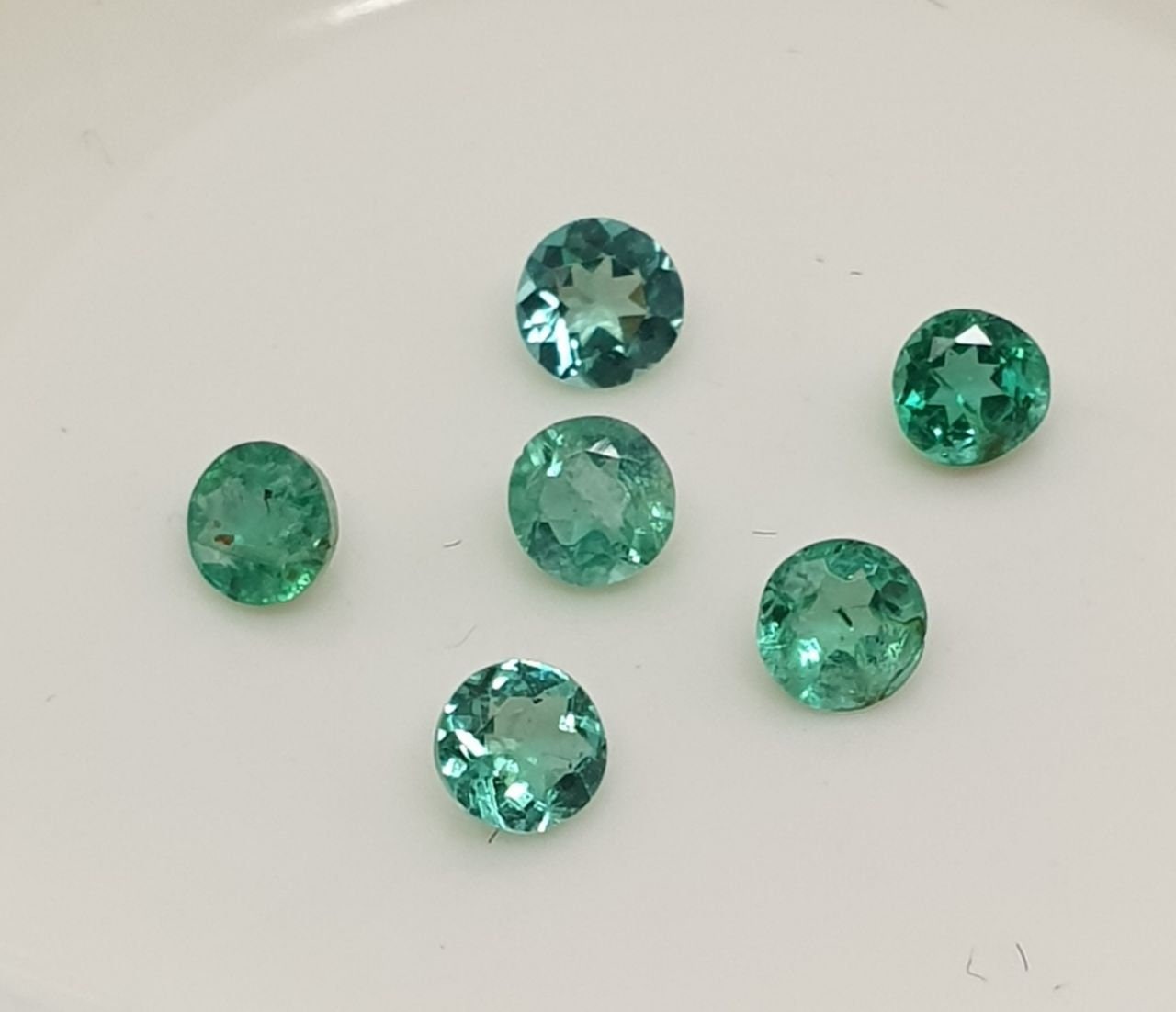 Lote de 6 esmeraldas redondas de 2,6-2,8 mm - Esmeraldas diminutas - Piedras preciosas naturales - Lote de esmeraldas africanas
