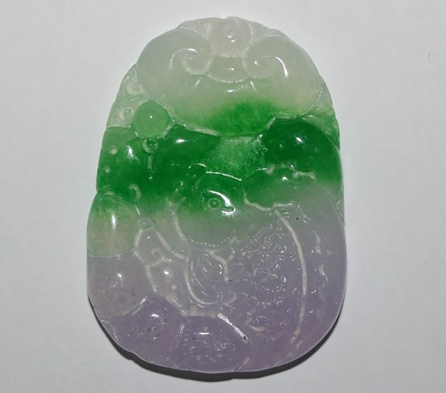 Pendentif en jade multicolore 51 x 37 mm