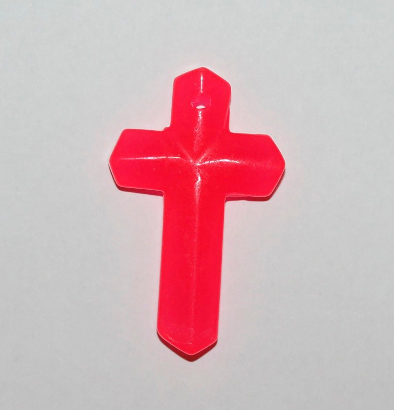 Pendentif croix en jade multicolore 43x26mm.