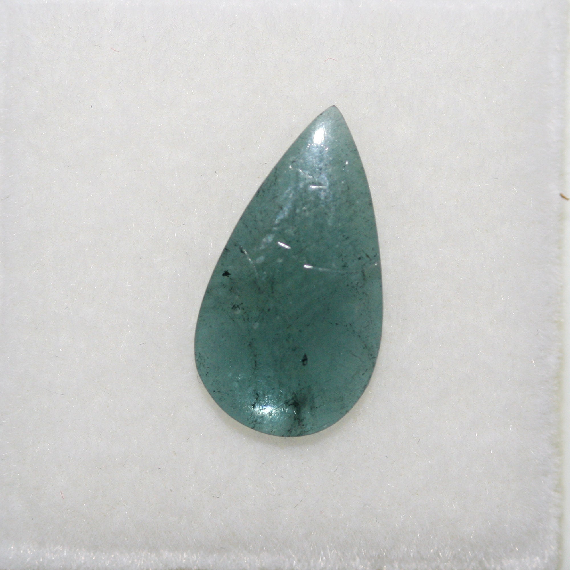 Cabochon plat en forme de goutte de tourmaline bleue 13,7 x 7,5 mm (1,65 ct).