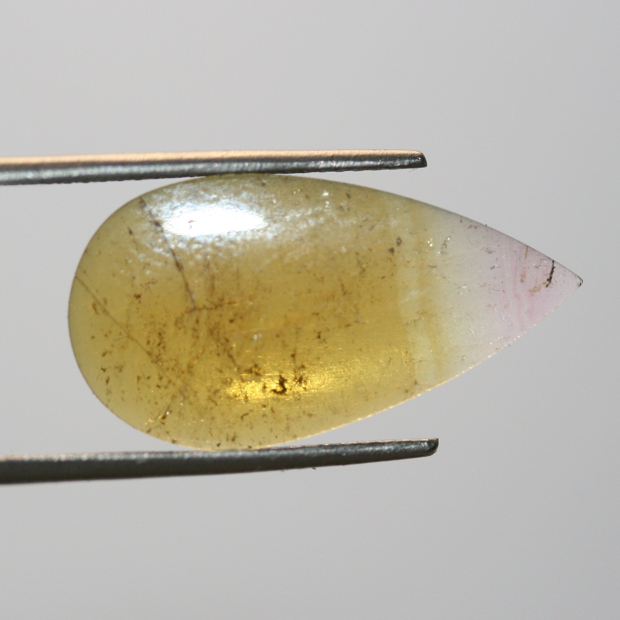 Cabochon plat en forme de goutte de tourmaline brune 23x12mm.(5,2ct.).