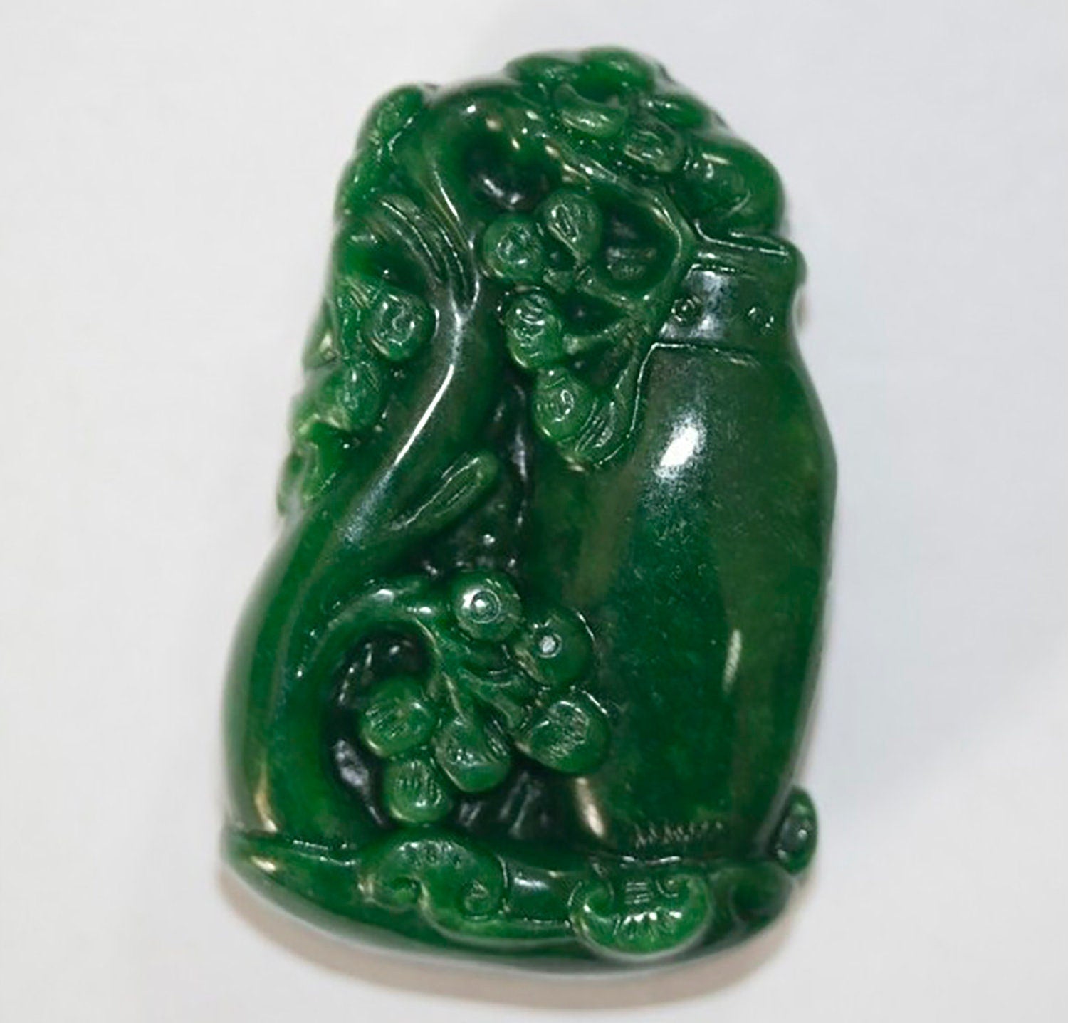 Pendentif en jade vert 50x30mm.