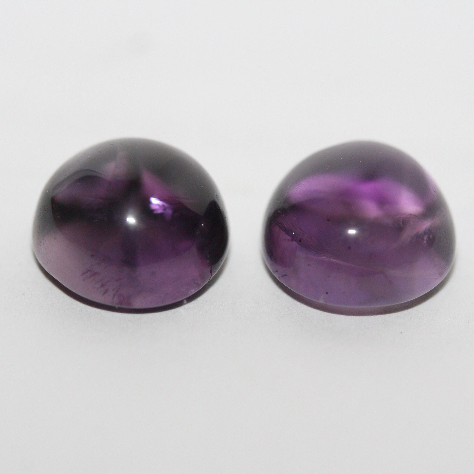 Paire d'améthystes cabochons ronds de 10,6 mm.