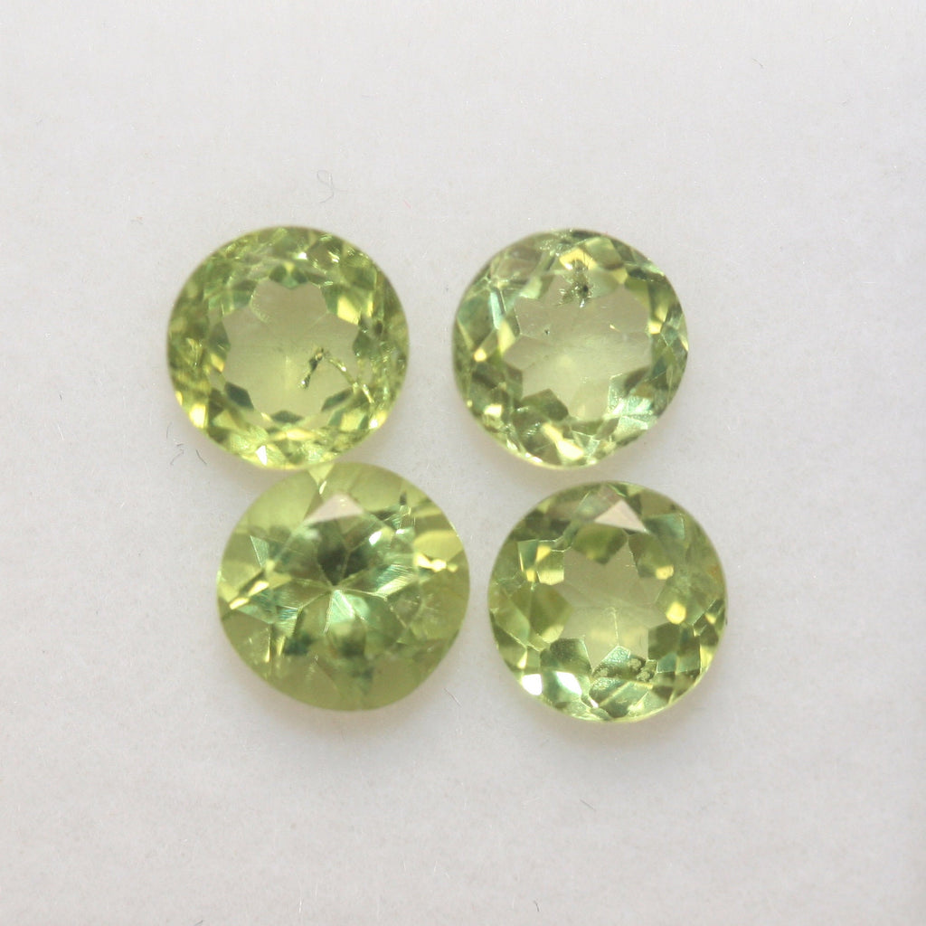 Lote de 4 peridotos de corte redondo facetado de 5,5 mm, color verde olivino.