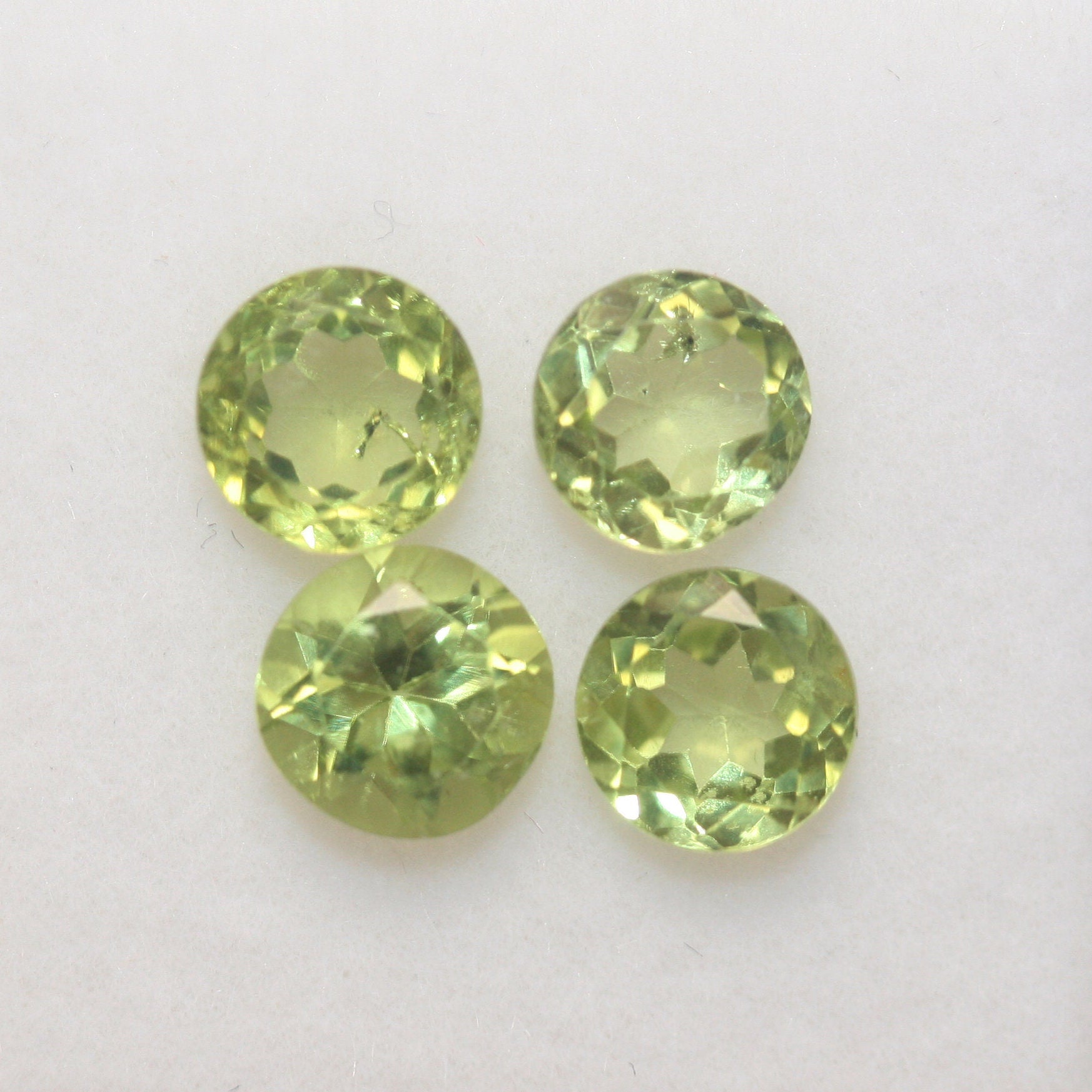 Lot de 4 péridots assortis, taille ronde à facettes, 5,5 mm, vert olive.