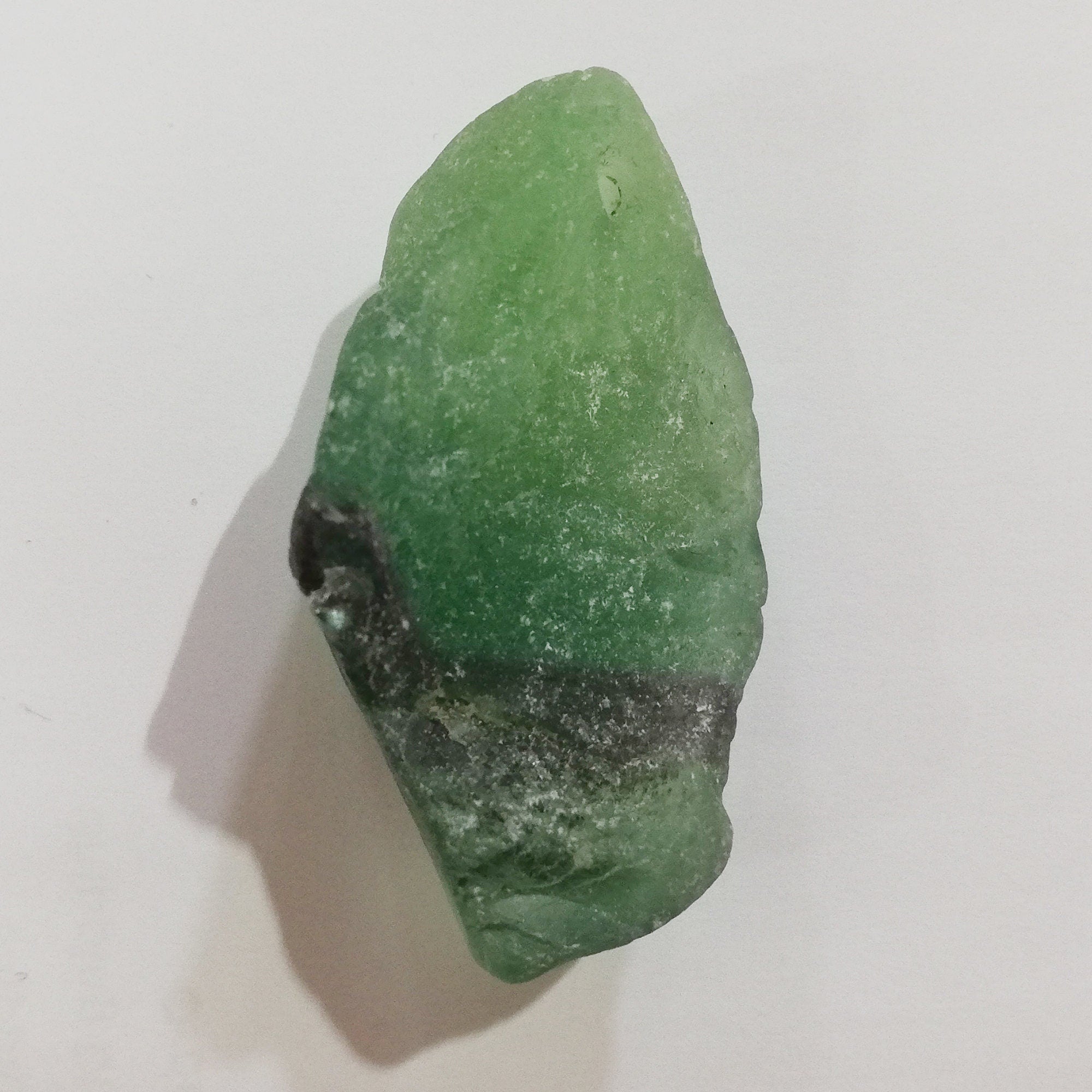 Pendentif en fluorite brute naturelle non traitée et non polie, pierre précieuse naturelle de 45 x 24 mm environ.