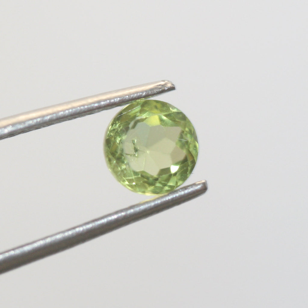 Lote de 4 peridotos de corte redondo facetado de 5,5 mm, color verde olivino.