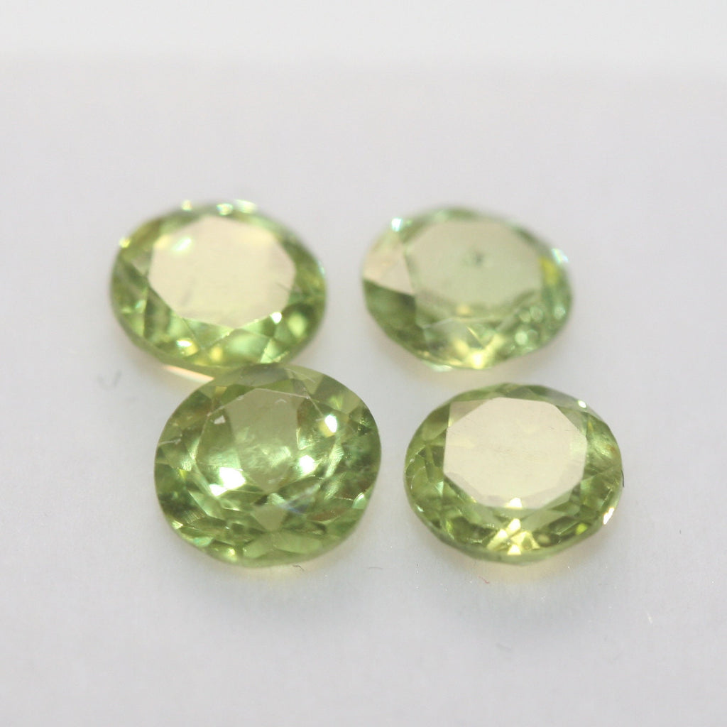 Lote de 4 peridotos de corte redondo facetado de 5,5 mm, color verde olivino.