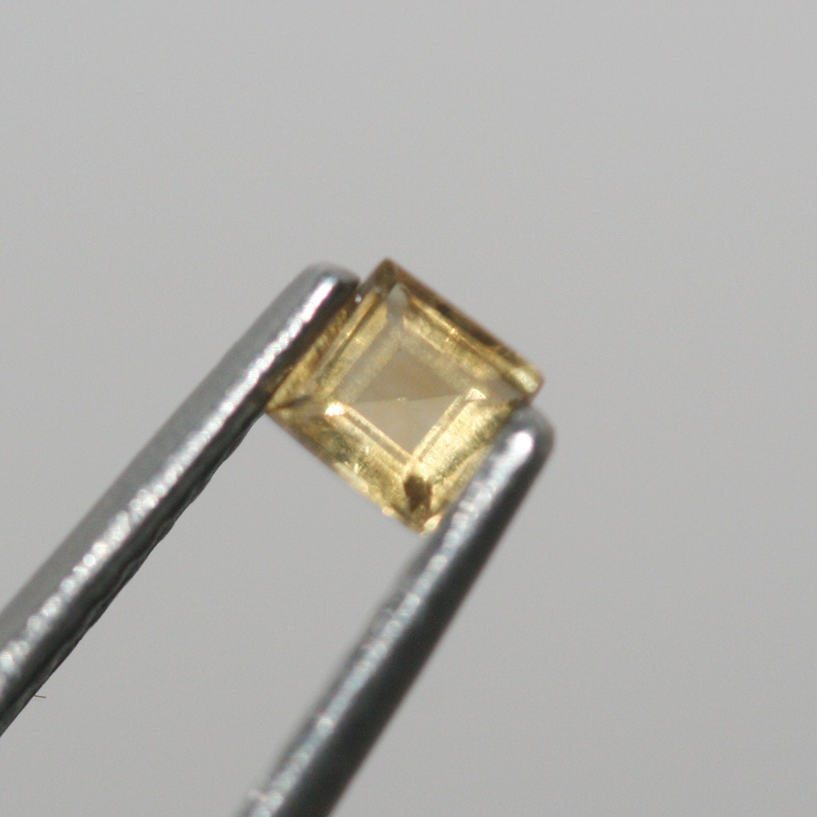 Lote de Citrino Facetado Cuadrado 3mm.(8pcs).