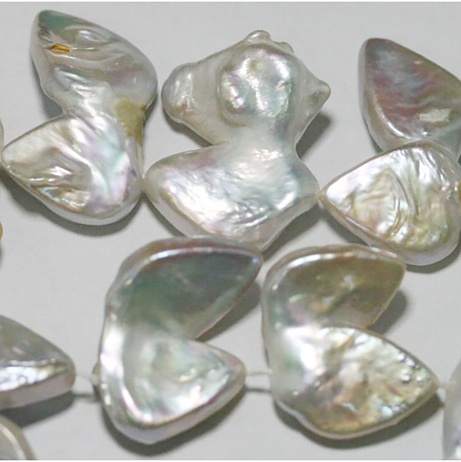 Perla de agua dulce doble de 16" (25 mm) de forma elegante. Hilo de 37 cm aprox.