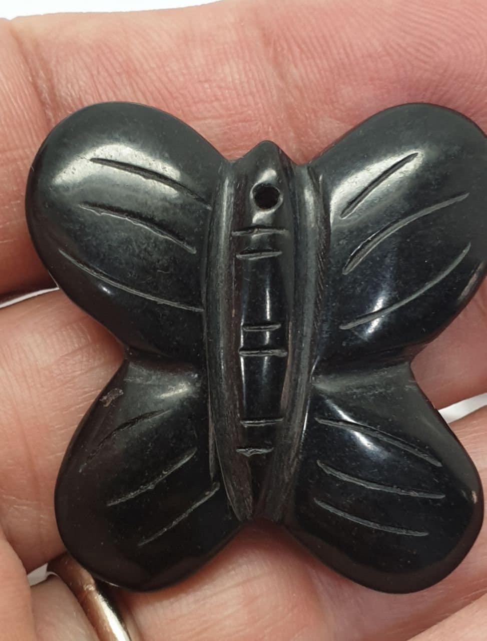 Pendentif papillon en lignite noire naturelle sculptée au jet d'eau avec trou, 35 mm - Pierre précieuse naturelle - Grossiste en pierres précieuses - Pierres précieuses de qualité