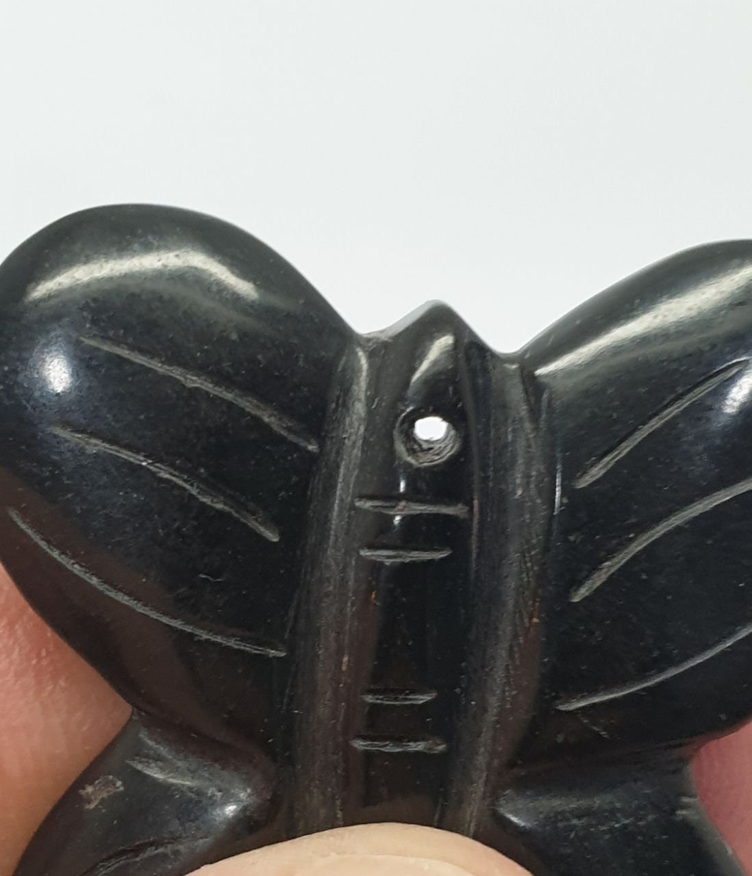 Pendentif papillon en lignite noire naturelle sculptée au jet d'eau avec trou, 35 mm - Pierre précieuse naturelle - Grossiste en pierres précieuses - Pierres précieuses de qualité