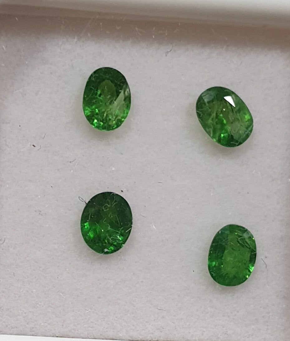 Lote de 4 granates tsavorita facetados ovalados de 4 x 3,5 mm. - Paquetes de piedras preciosas - Piedras sueltas al por mayor