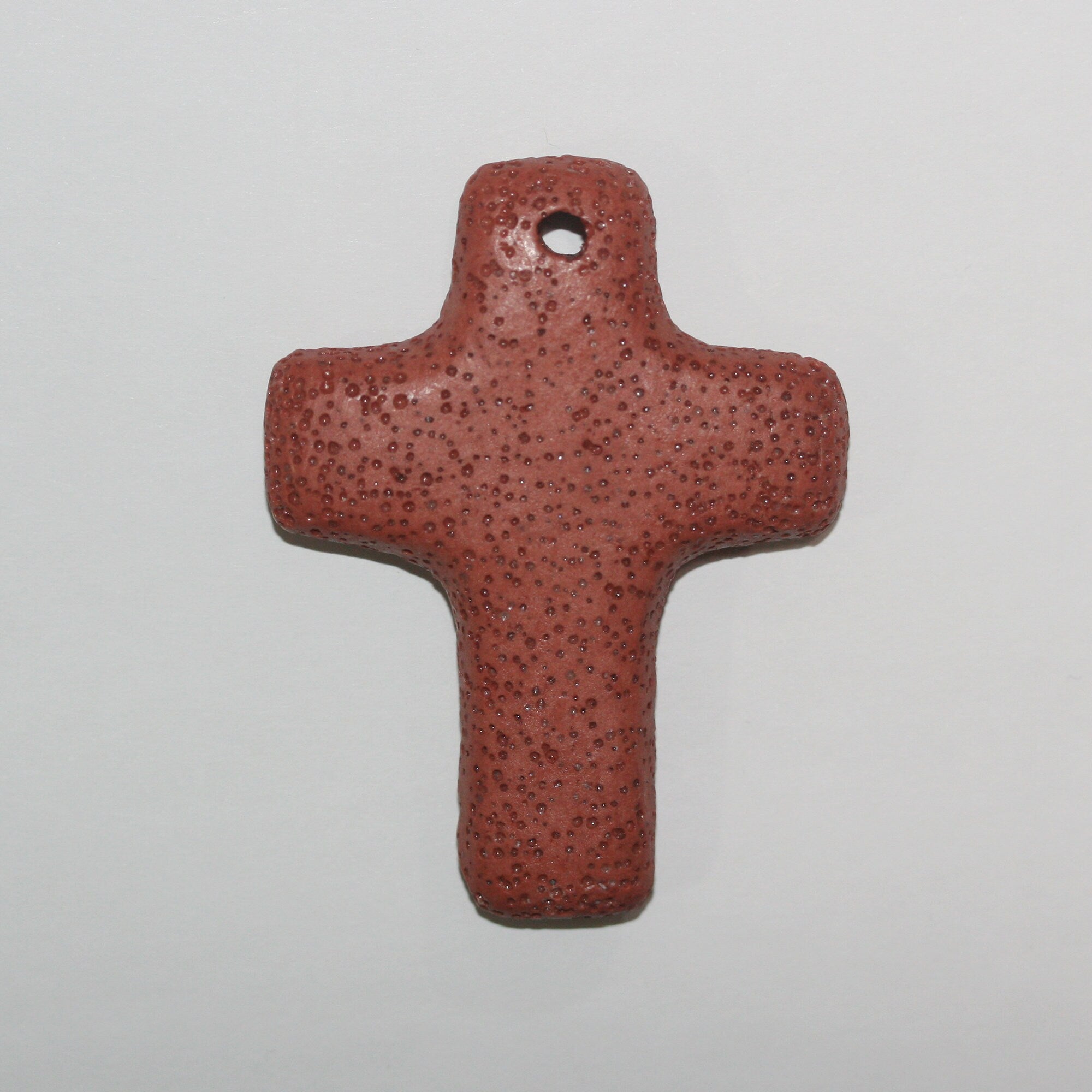 Colgante Cruz Marrón Lava 65x50mm.