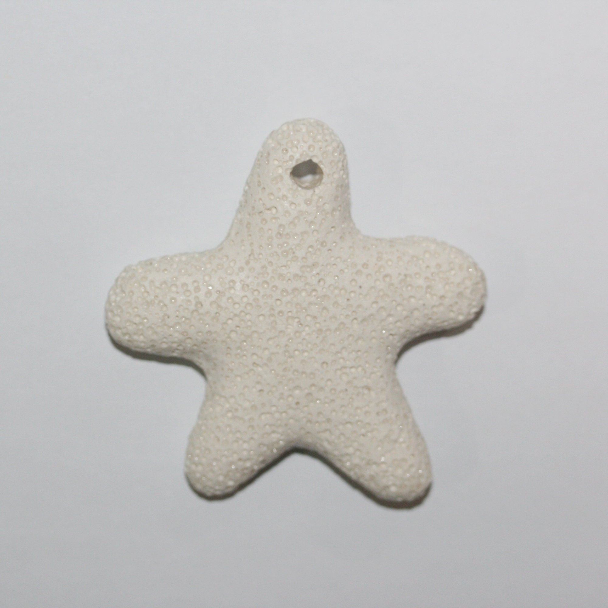 Pendentif étoile en lave blanche 50 mm.