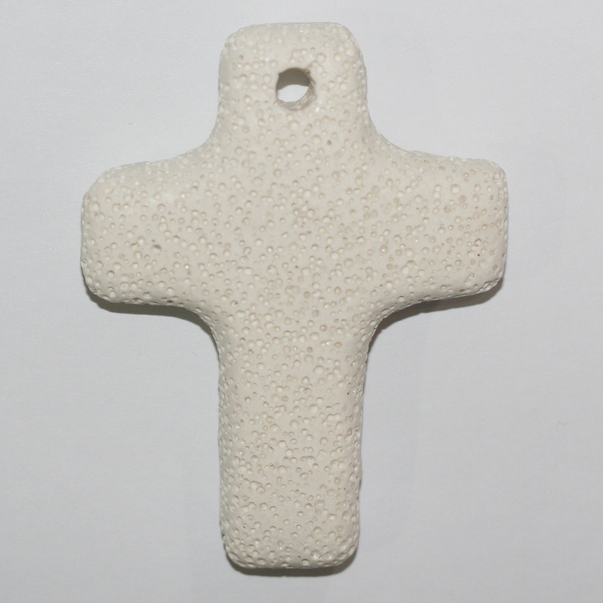 Pendentif croix en lave blanche 65x50mm