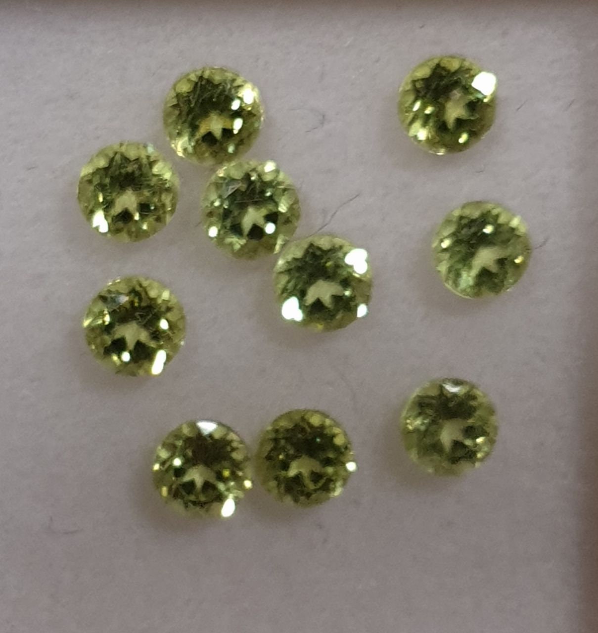 Lote de 10 peridotos AAA de corte redondo facetado de 3 mm (verde olivino)