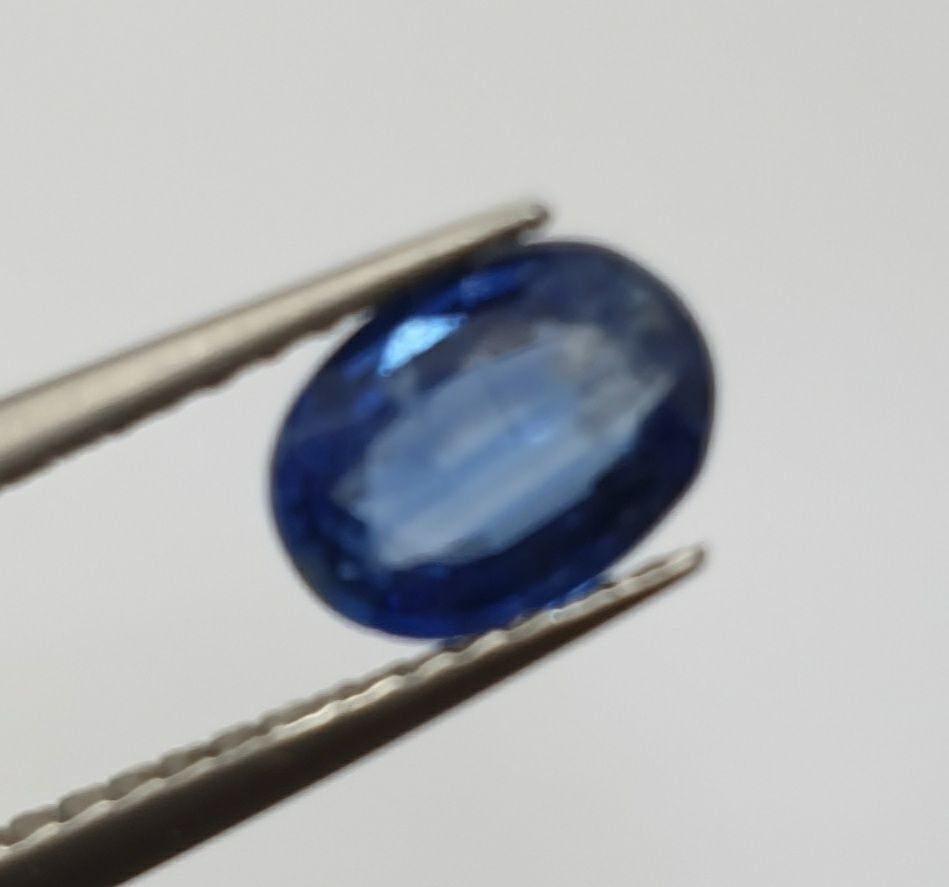 Lote de 4 piedras de cianita azul oscuro natural, facetadas y ovaladas, de 7 x 5 mm, de Brasil. Gemas naturales sin tratar.