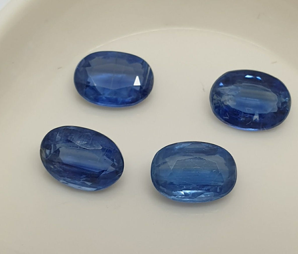 Lote de 4 piedras de cianita azul oscuro natural, facetadas y ovaladas, de 7 x 5 mm, de Brasil. Gemas naturales sin tratar.