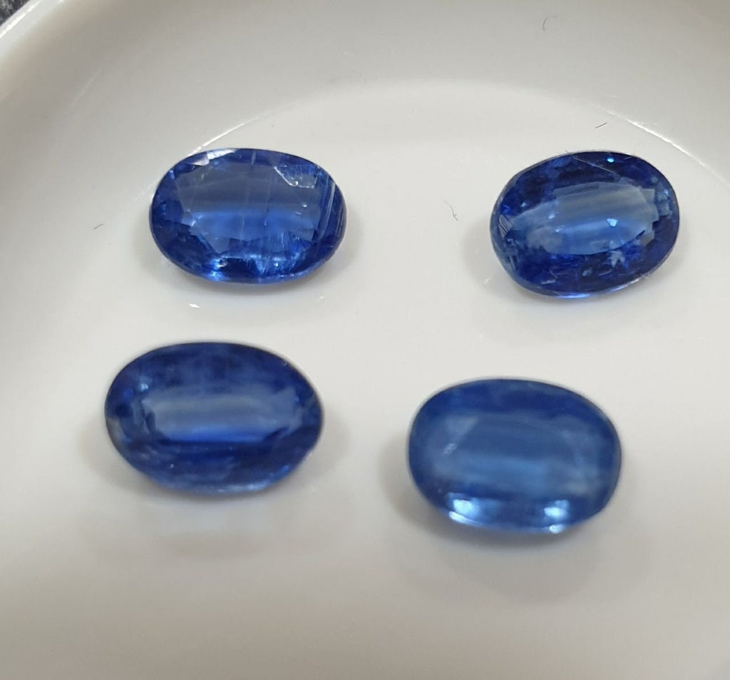 Lote de 4 piedras de cianita azul oscuro natural, facetadas y ovaladas, de 7 x 5 mm, de Brasil. Gemas naturales sin tratar.