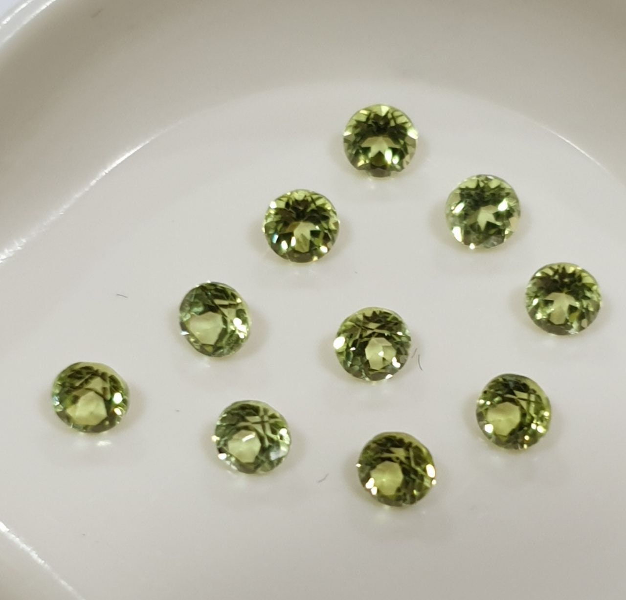 Lote de 10 peridotos AAA de corte redondo facetado de 3 mm (verde olivino)