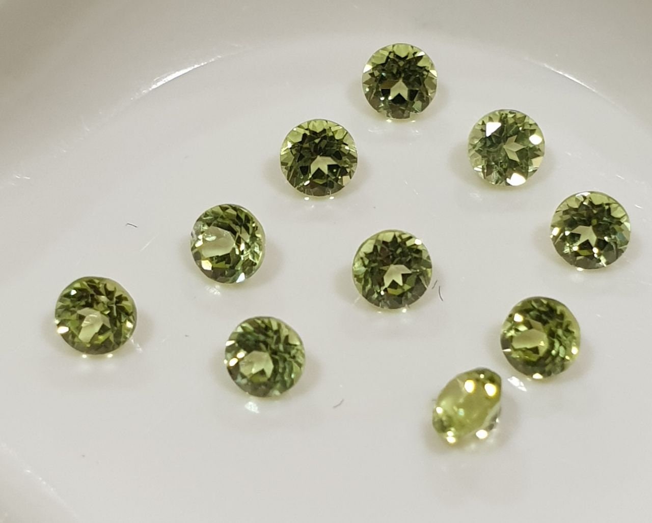 Lote de 10 peridotos AAA de corte redondo facetado de 3 mm (verde olivino)