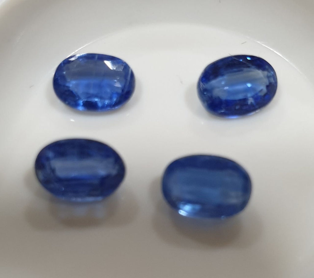 Lote de 4 piedras de cianita azul oscuro natural, facetadas y ovaladas, de 7 x 5 mm, de Brasil. Gemas naturales sin tratar.