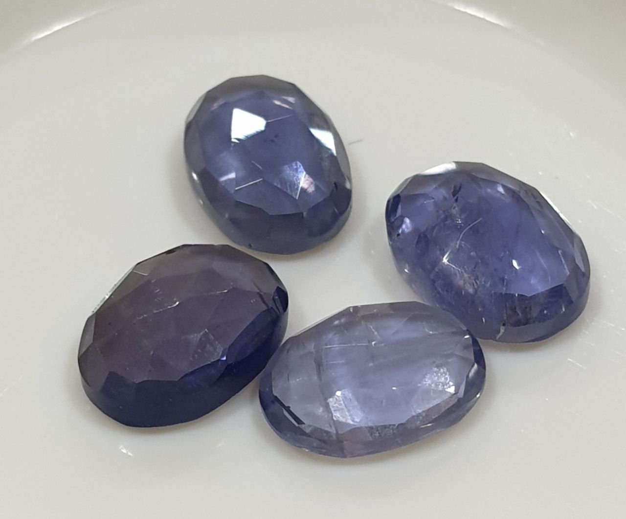 Lote de 4 gemas de cabujón ovalado de cordierita, facetadas y planas, de 7 x 5 mm, sin tratar, color azul - Piedra azul natural - Gemología