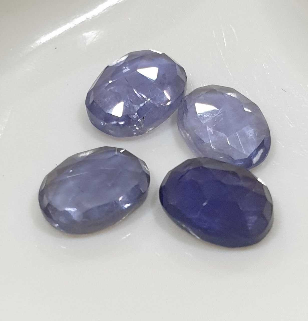 Lote de 4 gemas de cabujón ovalado de cordierita, facetadas y planas, de 7 x 5 mm, sin tratar, color azul - Piedra azul natural - Gemología