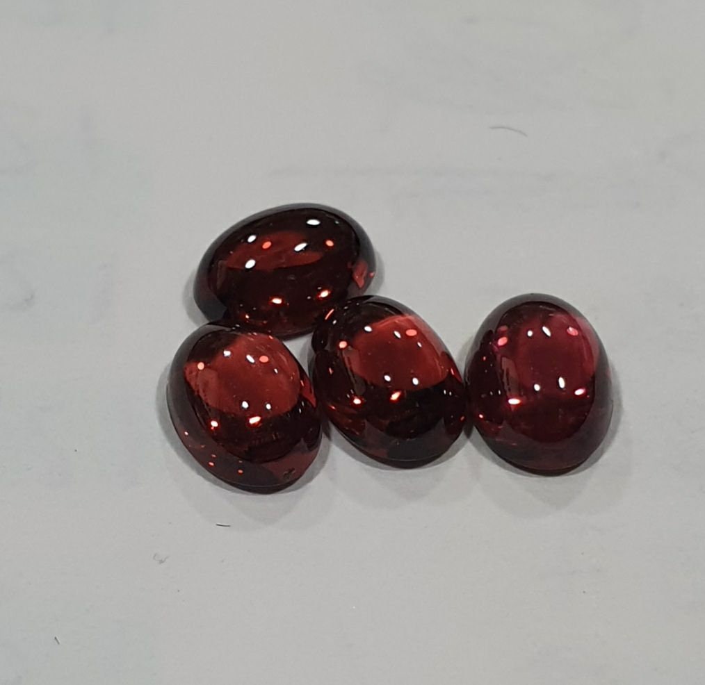 Lote de 4 cabujones ovalados de granate rojo de 7 x 5 mm (4 unidades) - Paquetes de piedras preciosas - Piedras sueltas - Precio al por mayor
