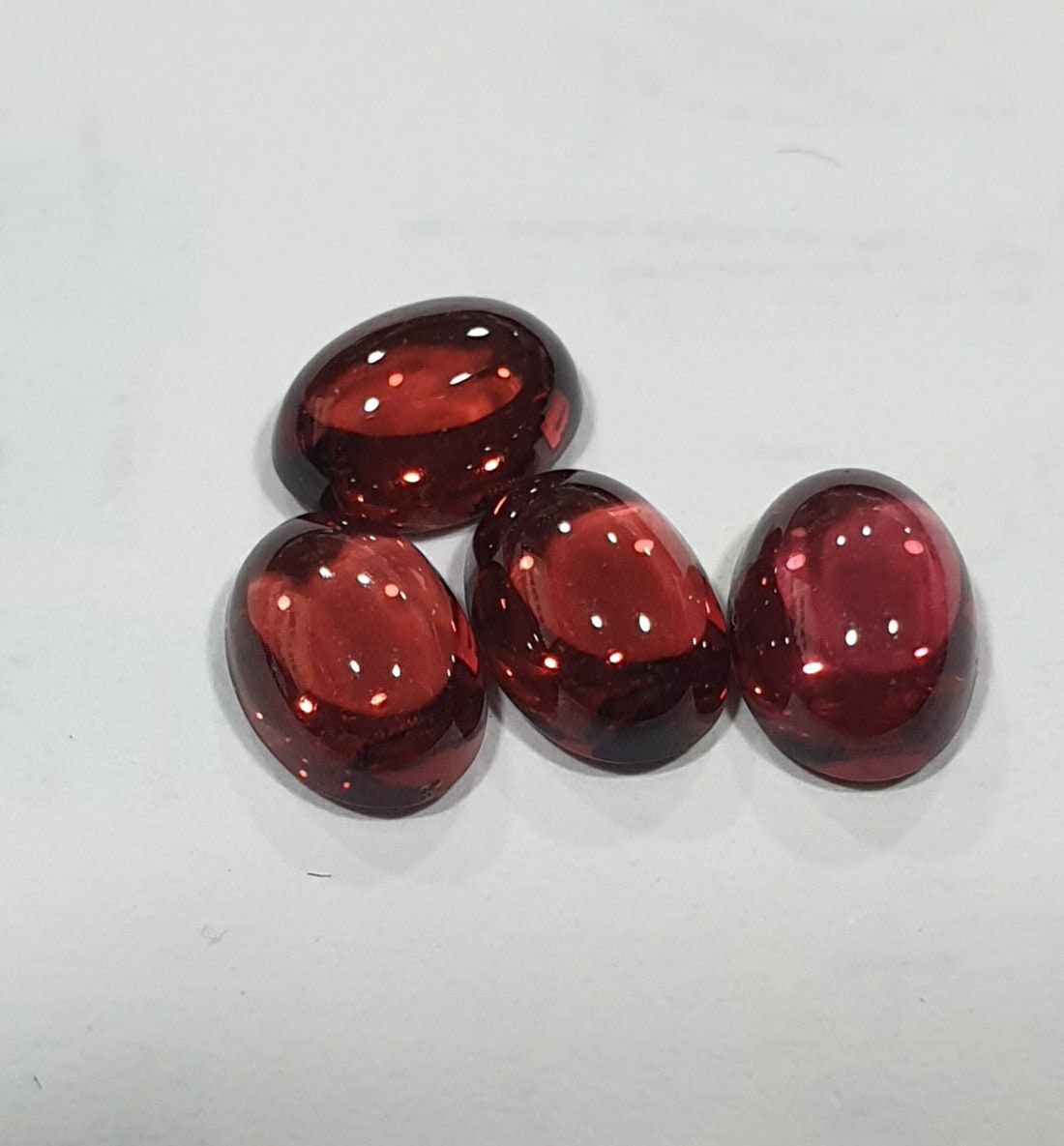 Lote de 4 cabujones ovalados de granate rojo de 7 x 5 mm (4 unidades) - Paquetes de piedras preciosas - Piedras sueltas - Precio al por mayor