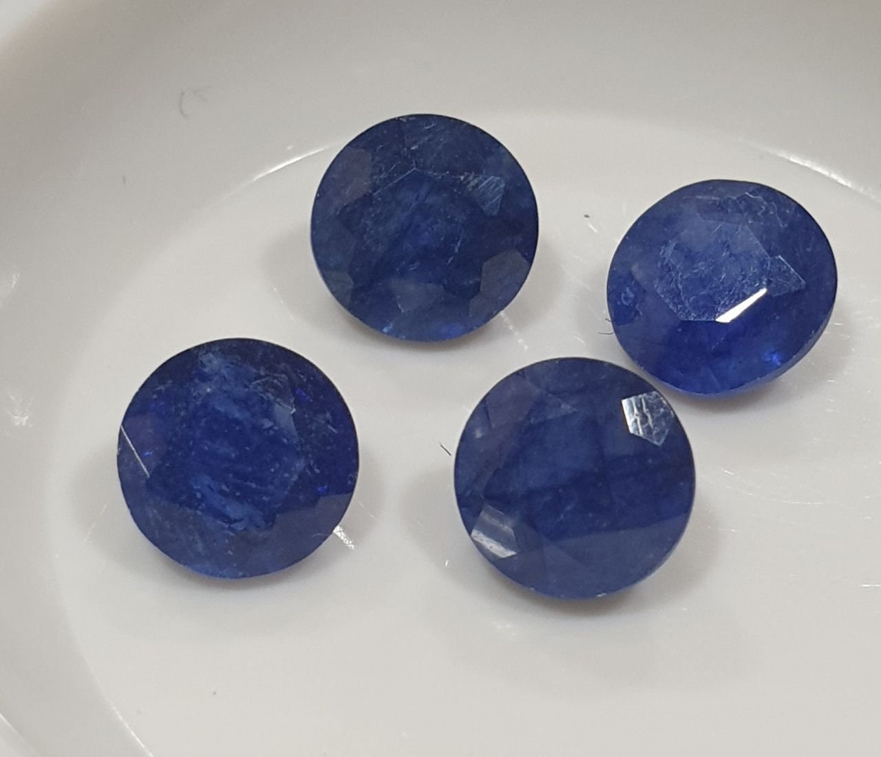 Lote de 4 zafiros azules facetados redondos de 6 mm. (4 piezas)