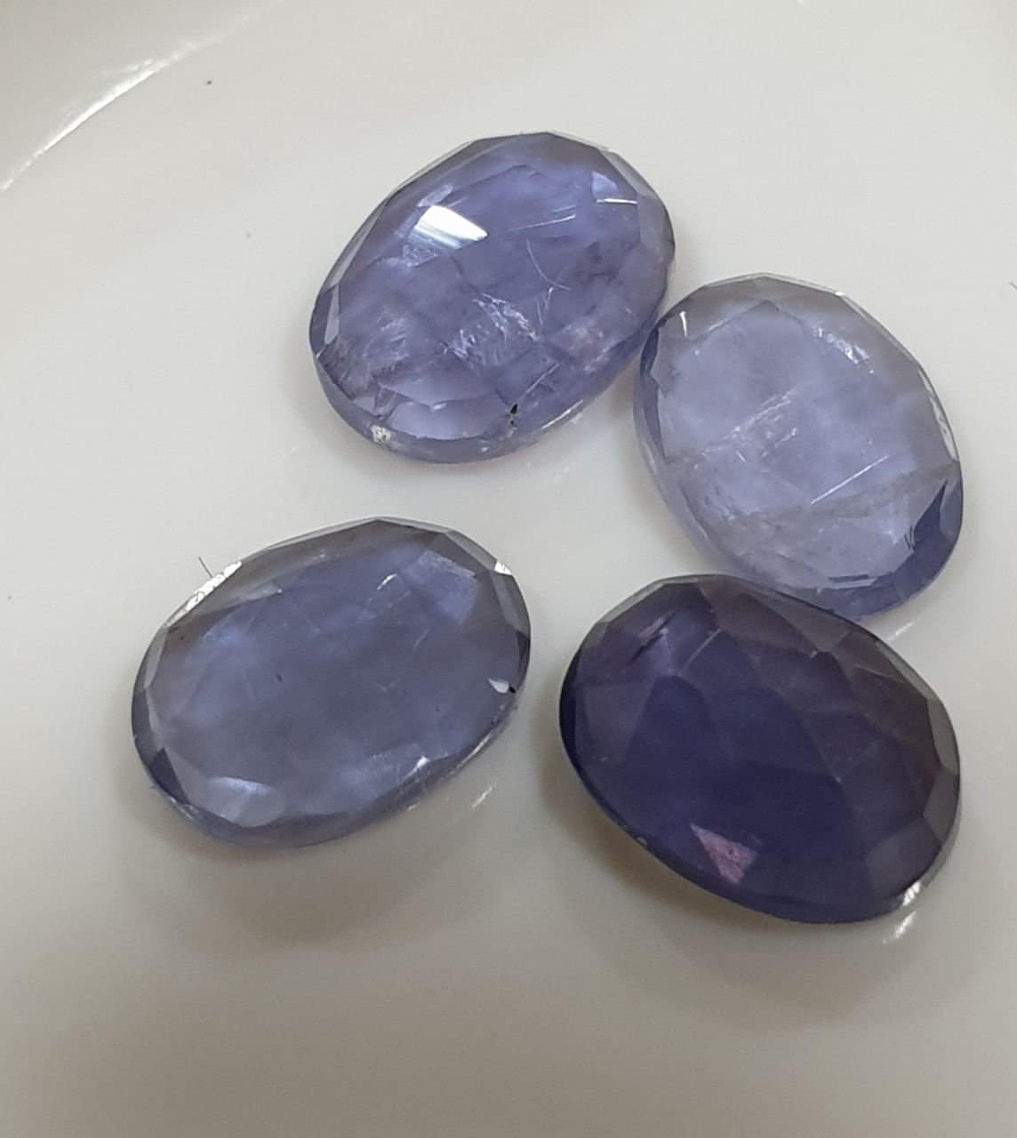 Lote de 4 gemas de cabujón ovalado de cordierita, facetadas y planas, de 7 x 5 mm, sin tratar, color azul - Piedra azul natural - Gemología