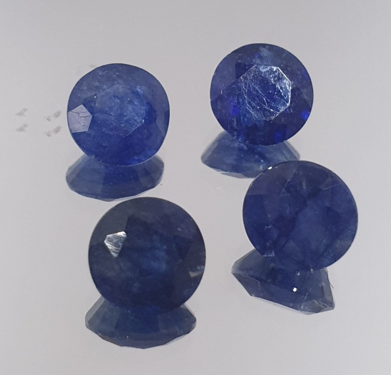 Lote de 4 zafiros azules facetados redondos de 6 mm. (4 piezas)