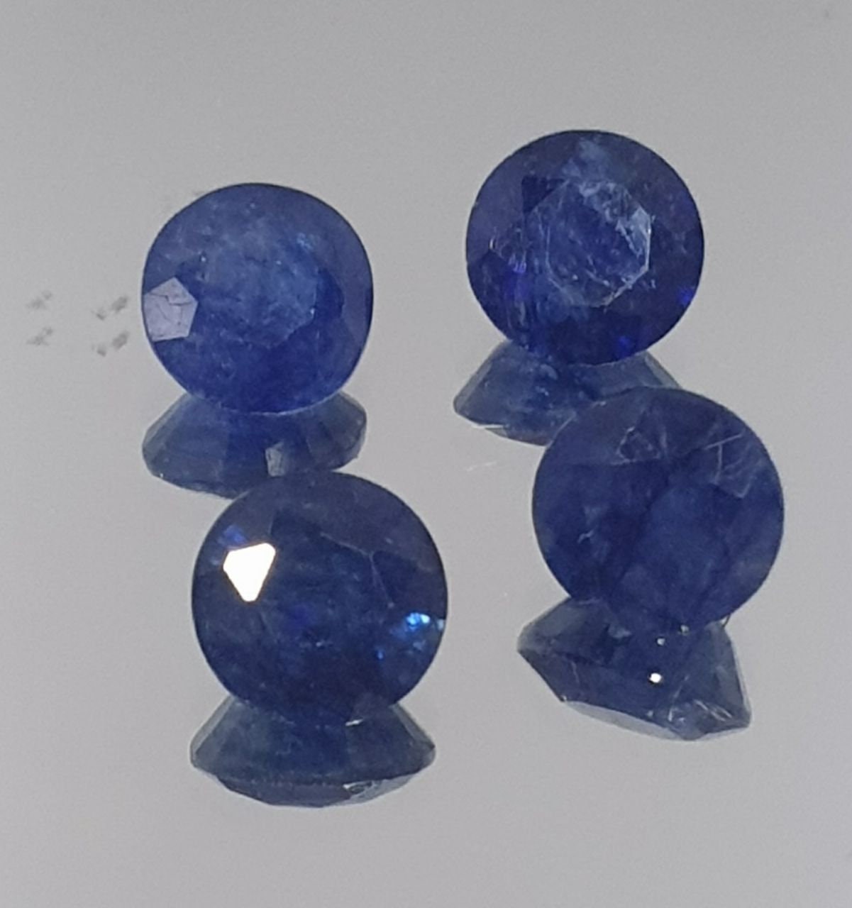 Lote de 4 zafiros azules facetados redondos de 6 mm. (4 piezas)