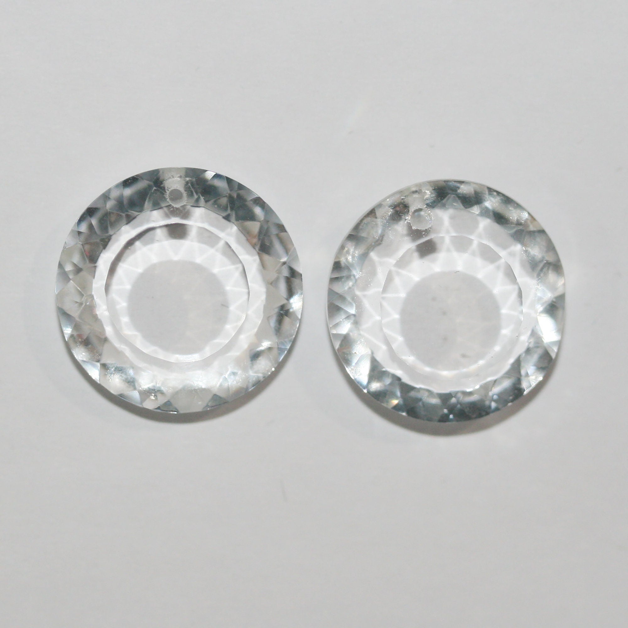 Pendentifs ronds à facettes en quartz cristal de roche 16 mm (1 paire)