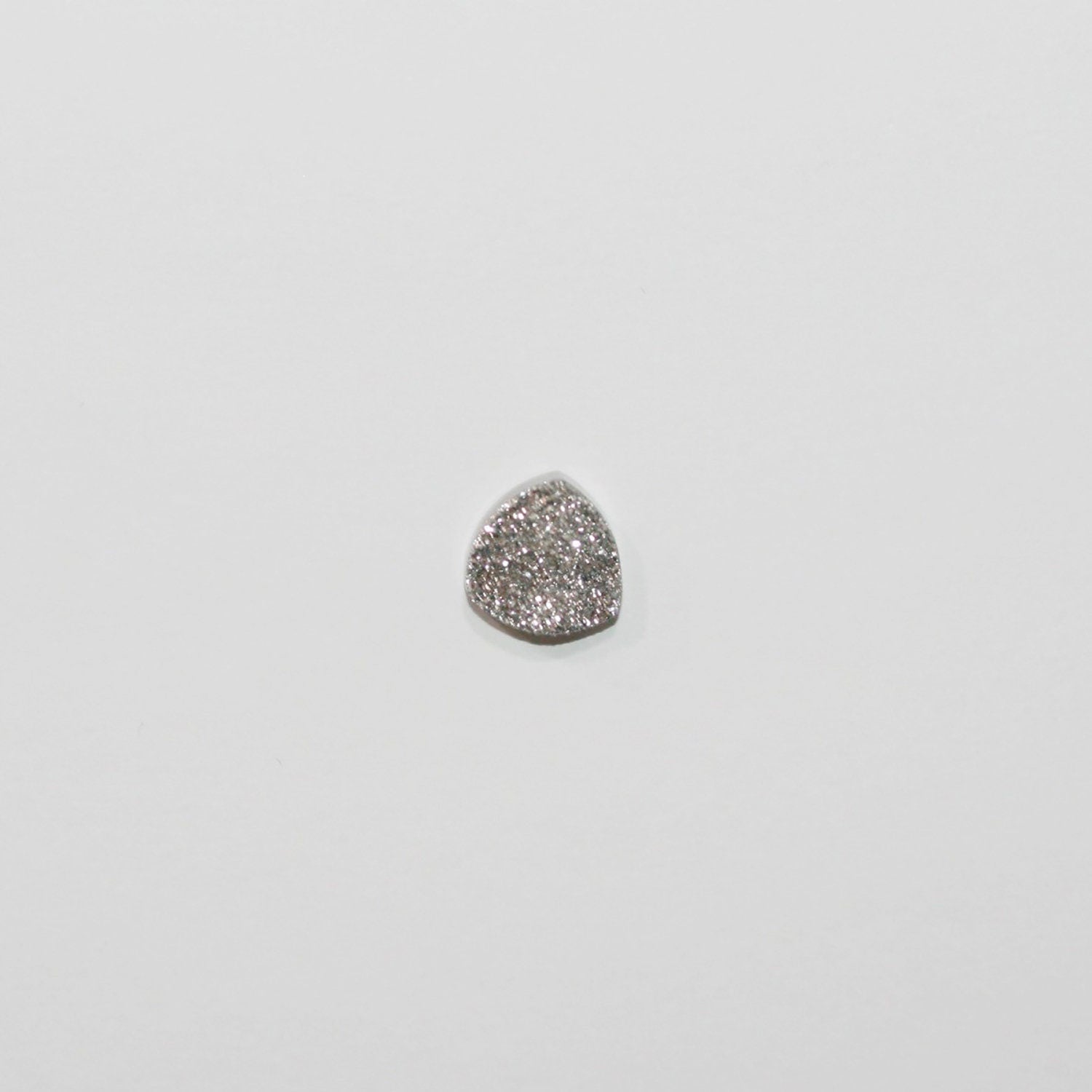 Lote de 4 cabujones triangulares de ágata drusa plateada de 10 mm (4 piezas)