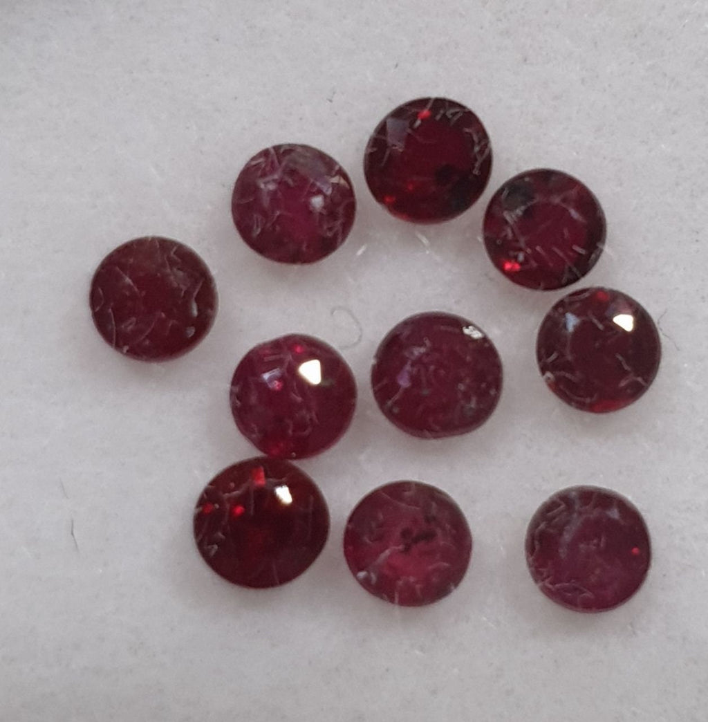 Lote de 10 rubíes redondos facetados de 2,6 mm. Gemas sueltas al por mayor. Gemas naturales.