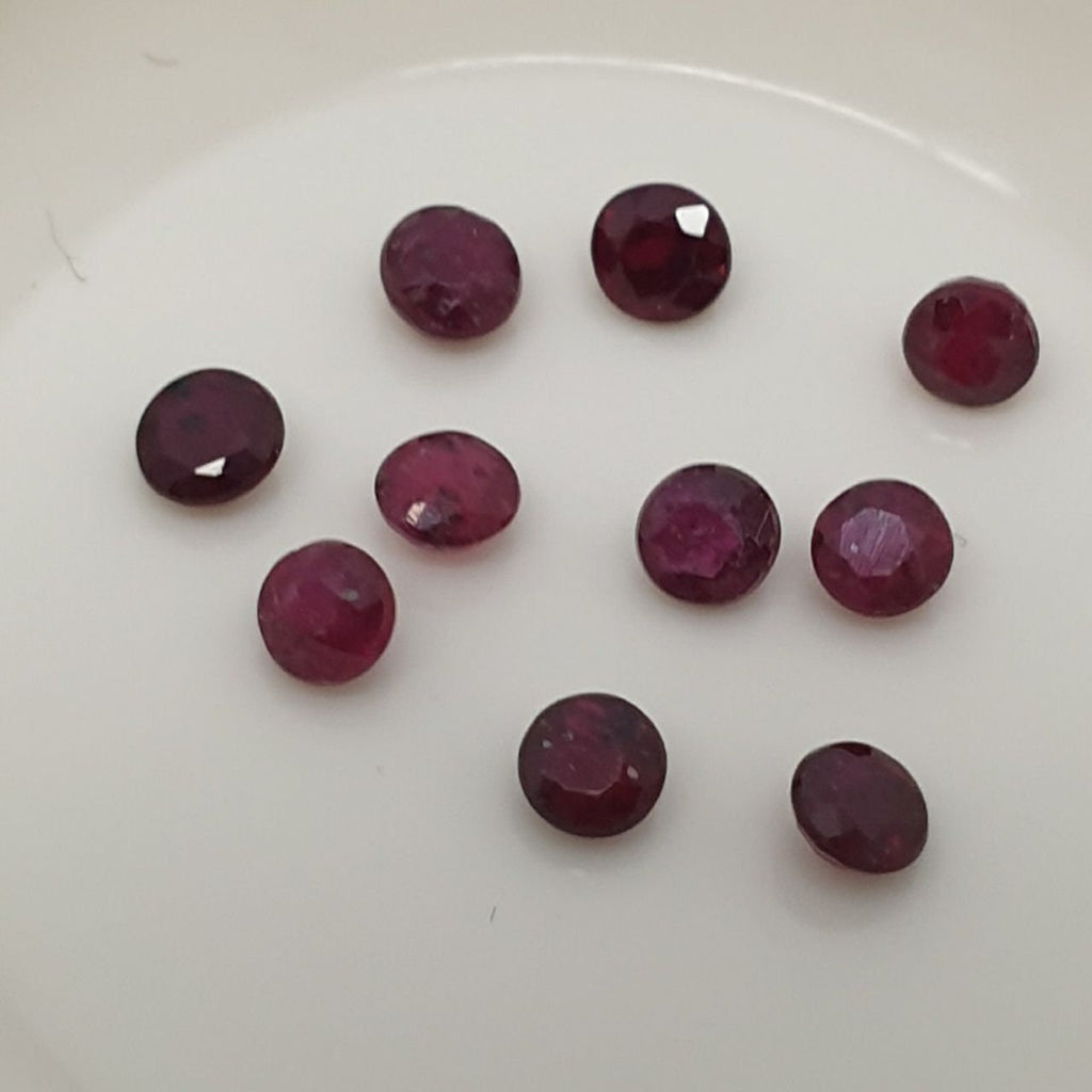 Lote de 10 rubíes redondos facetados de 2,6 mm. Gemas sueltas al por mayor. Gemas naturales.
