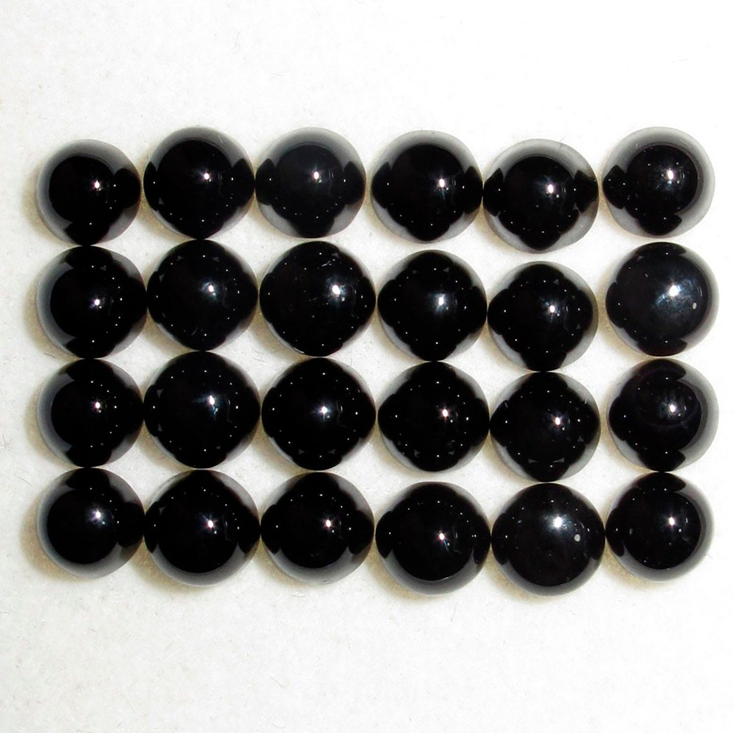 Lote de 24 cabujones redondos de ónix de 4 mm. (24 uds.)