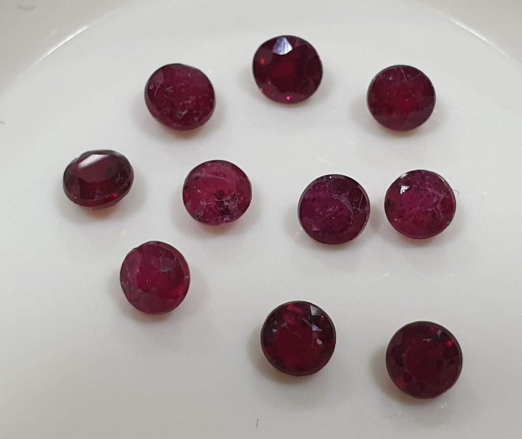 Lote de 10 rubíes redondos facetados de 2,6 mm. Gemas sueltas al por mayor. Gemas naturales.