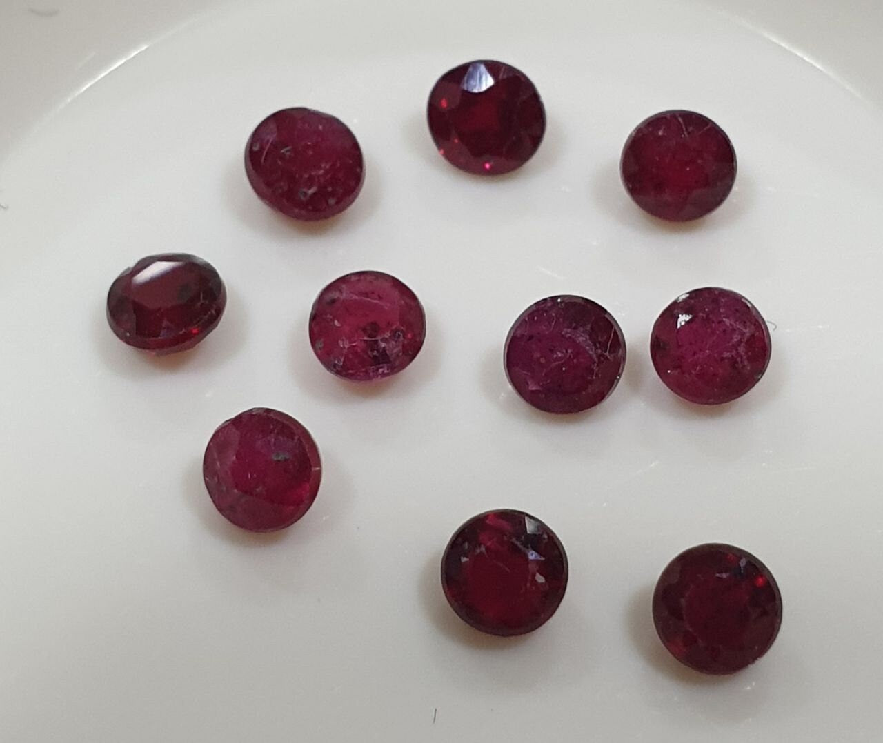 Lote de 10 rubíes redondos facetados de 2,6 mm. Gemas sueltas al por mayor. Gemas naturales.