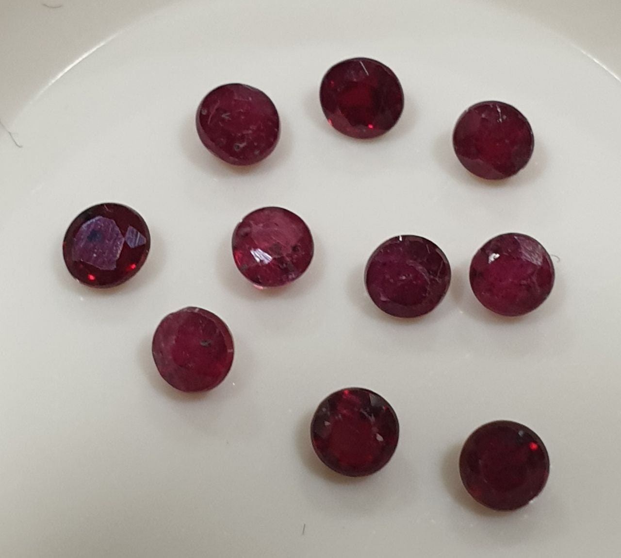 Lote de 10 rubíes redondos facetados de 2,6 mm. Gemas sueltas al por mayor. Gemas naturales.