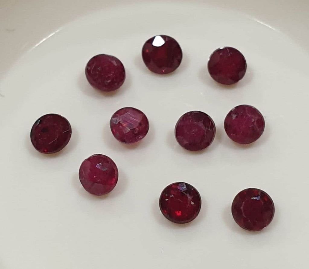 Lote de 10 rubíes redondos facetados de 2,6 mm. Gemas sueltas al por mayor. Gemas naturales.